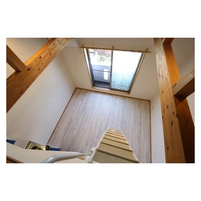 エアル湘南206号室 ロフトから見た洋室