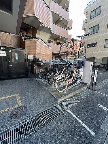 コスモ西尾久2階 駐輪場　※2025年11月撮影時
