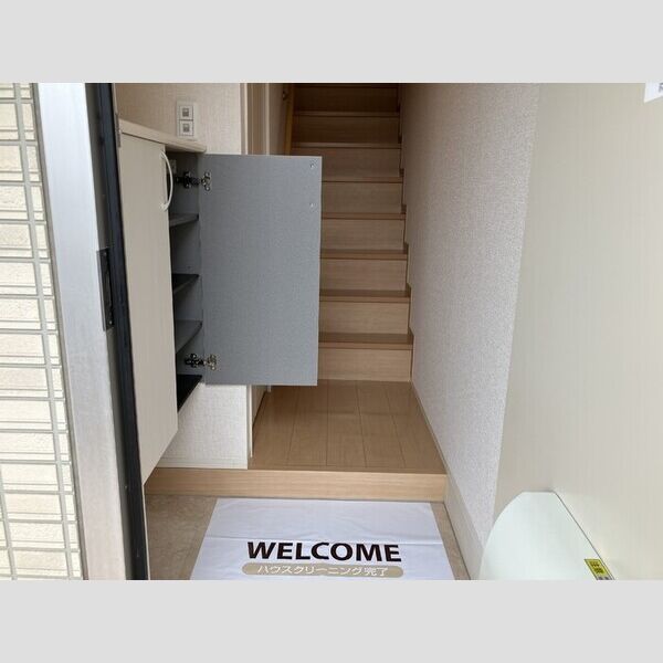 メゾンソレイユ205号室 玄関