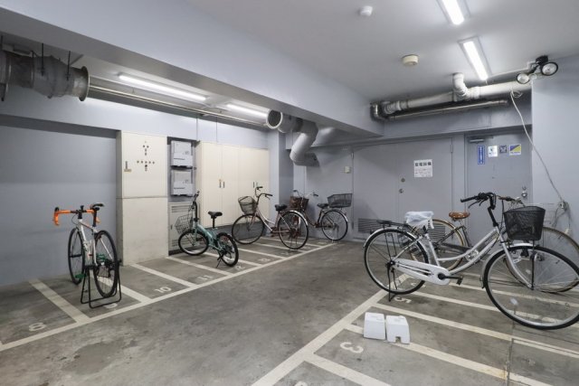 メゾンドール西荻窪4階 駐輪場