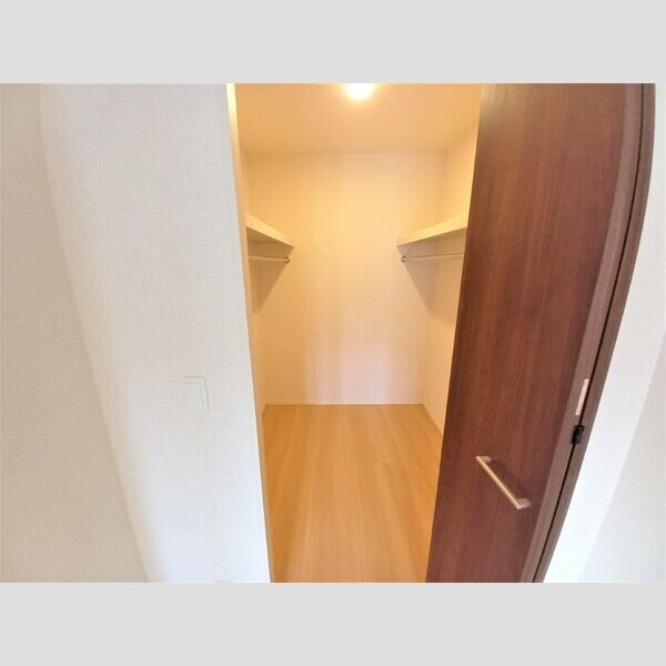 グレイスレジデンス中央102号室 ウォークインクローゼット