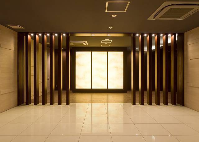 ガーラ・プレシャス横濱関内4階 落ち着いた色合いのモダンなエントランス