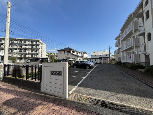 クレサンテーム 駐車場