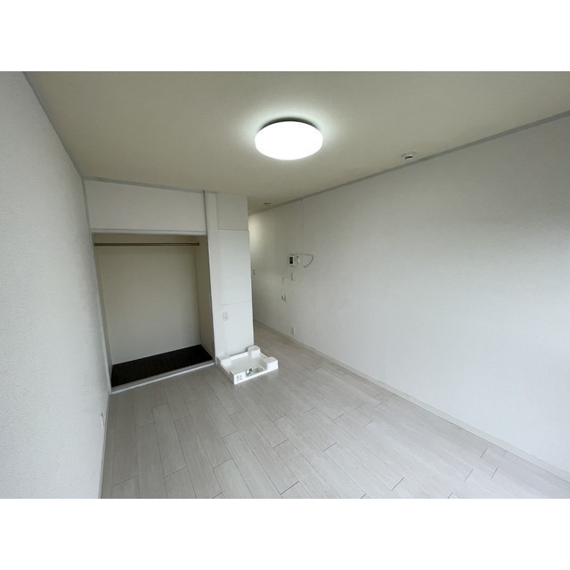 スリーパインズ204号室 リビング