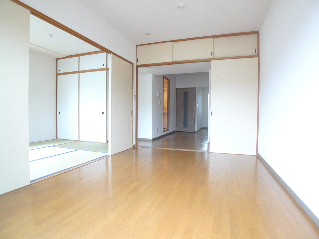 フローラ市川 洋室６帖