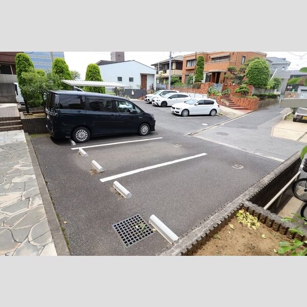 ロイヤルクレッセント西登戸 駐車場