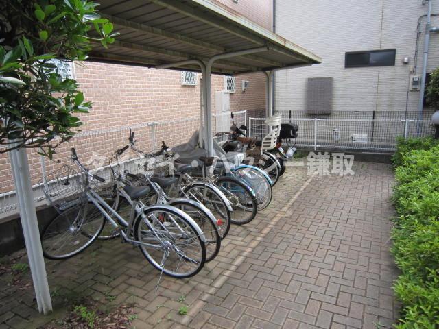 リリーヴィレッジＡ・Ｂ棟B203号室 敷地内に自転車置き場です