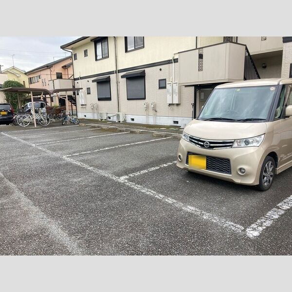 エクレール　B棟 駐車場