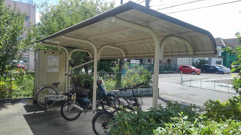 レオパレスエクセル103号室 屋根付き駐輪場