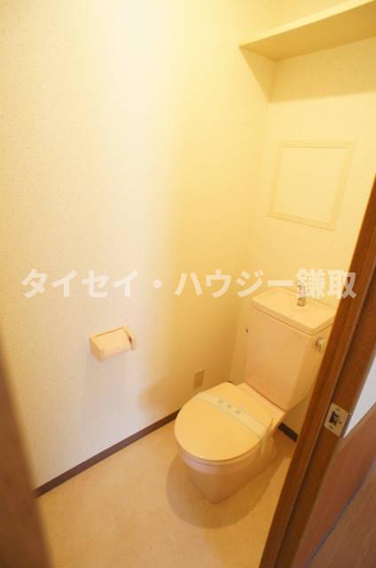 ラフィーネ・なかにし 上部に棚のあるトイレです