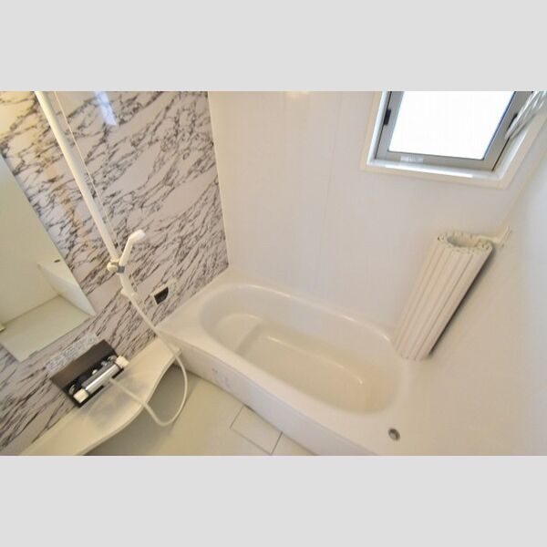 K・fines　B棟302号室 側窓付の明るい一坪風呂 (追焚機能付)