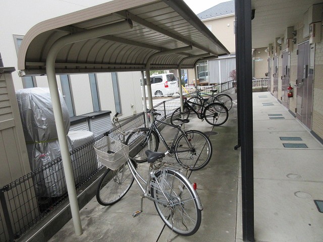 レオパレスＫＡＭＥＬＥＯ106号室 屋根付き駐輪場