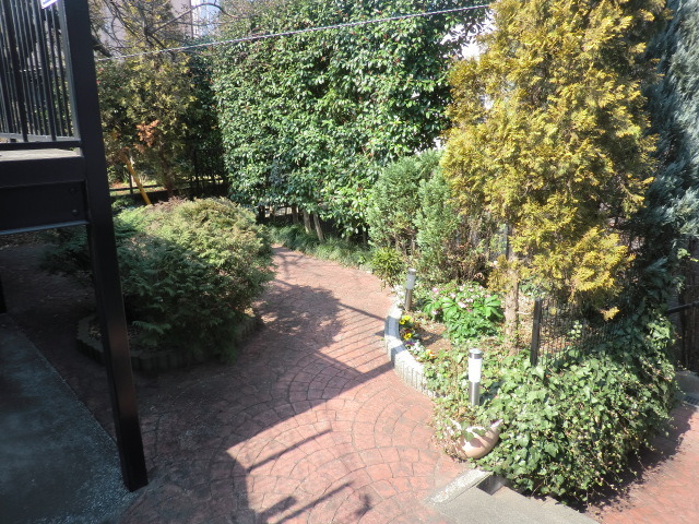 ロンウェル菊名　Ａ棟A101号室 カラフルなインターロッキングに樹木の緑が映えますね