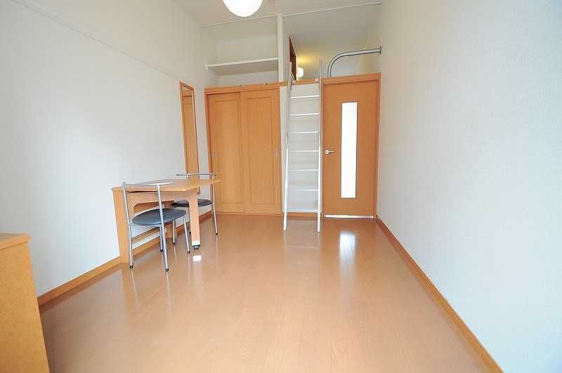 レオパレスパーシモン壱番館 リビング