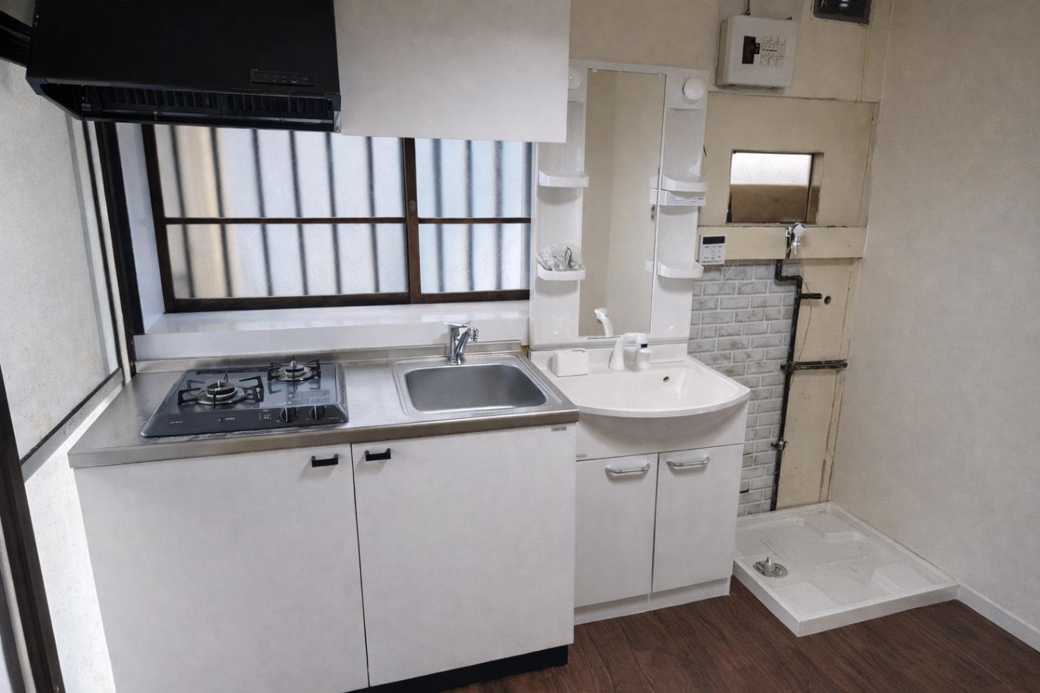 柏市南逆井戸建 システムキッチンと洗面台と洗濯機置き場は新品です。