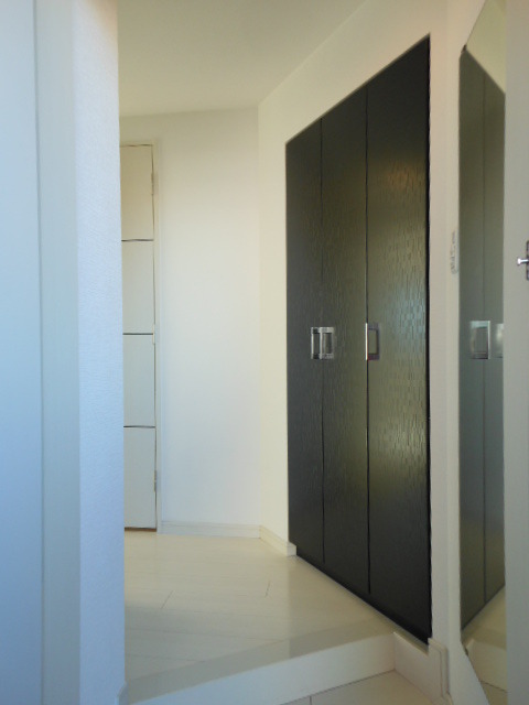 ガーラ・シティ王子8階 ゆったりとした玄関です