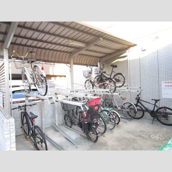 ロイヤルパレス市川305号室 駐輪場