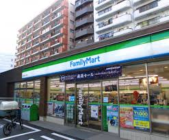スカイコート・ヴィーダ五反田ウエスト 【コンビニエンスストア】ファミリーマート 西五反田六丁目店まで242ｍ