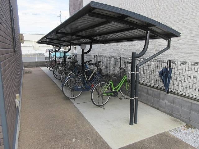 レオネクストセルクル105号室 屋根付き駐輪場