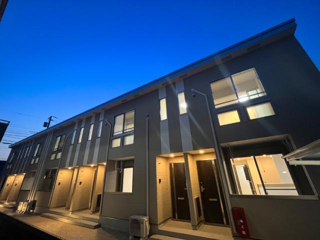 プラージュ 外観写真（夜）