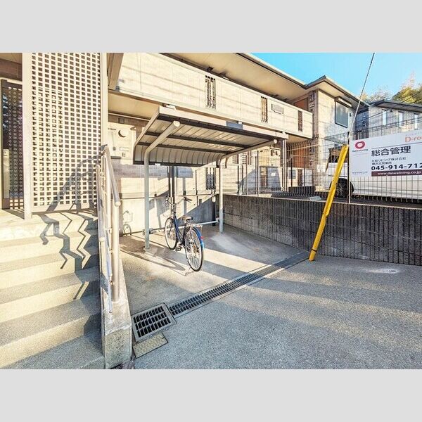 グランディールナギサワ 駐輪場