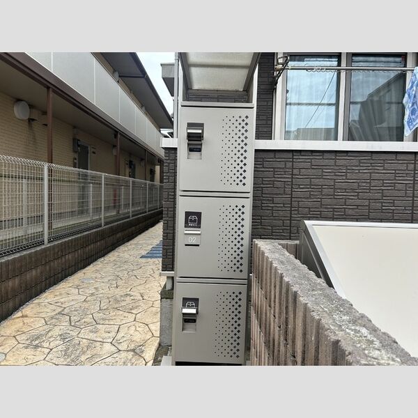 レクサス本町102号室 宅配ボックス