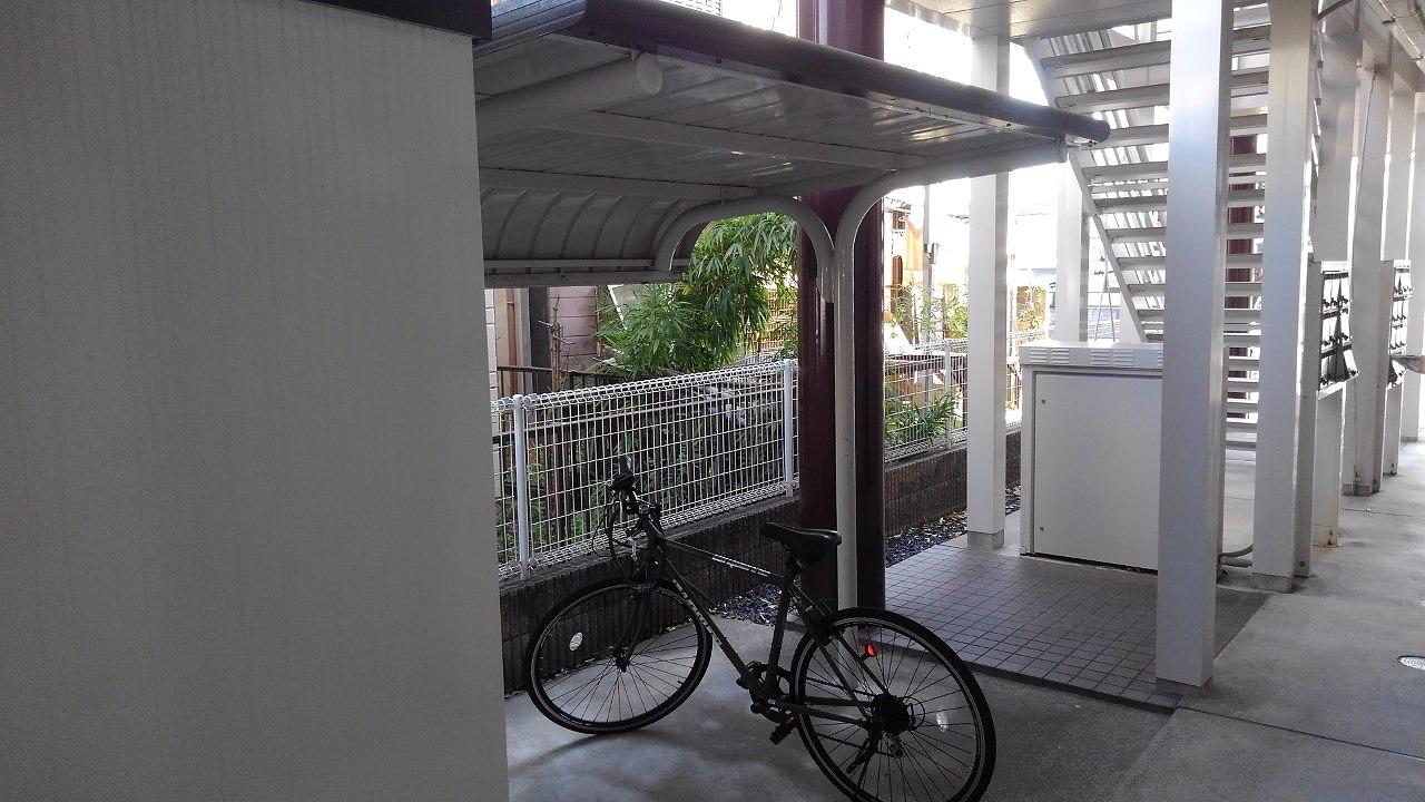 レオパレス彦左衛門103号室 屋根付き駐輪場