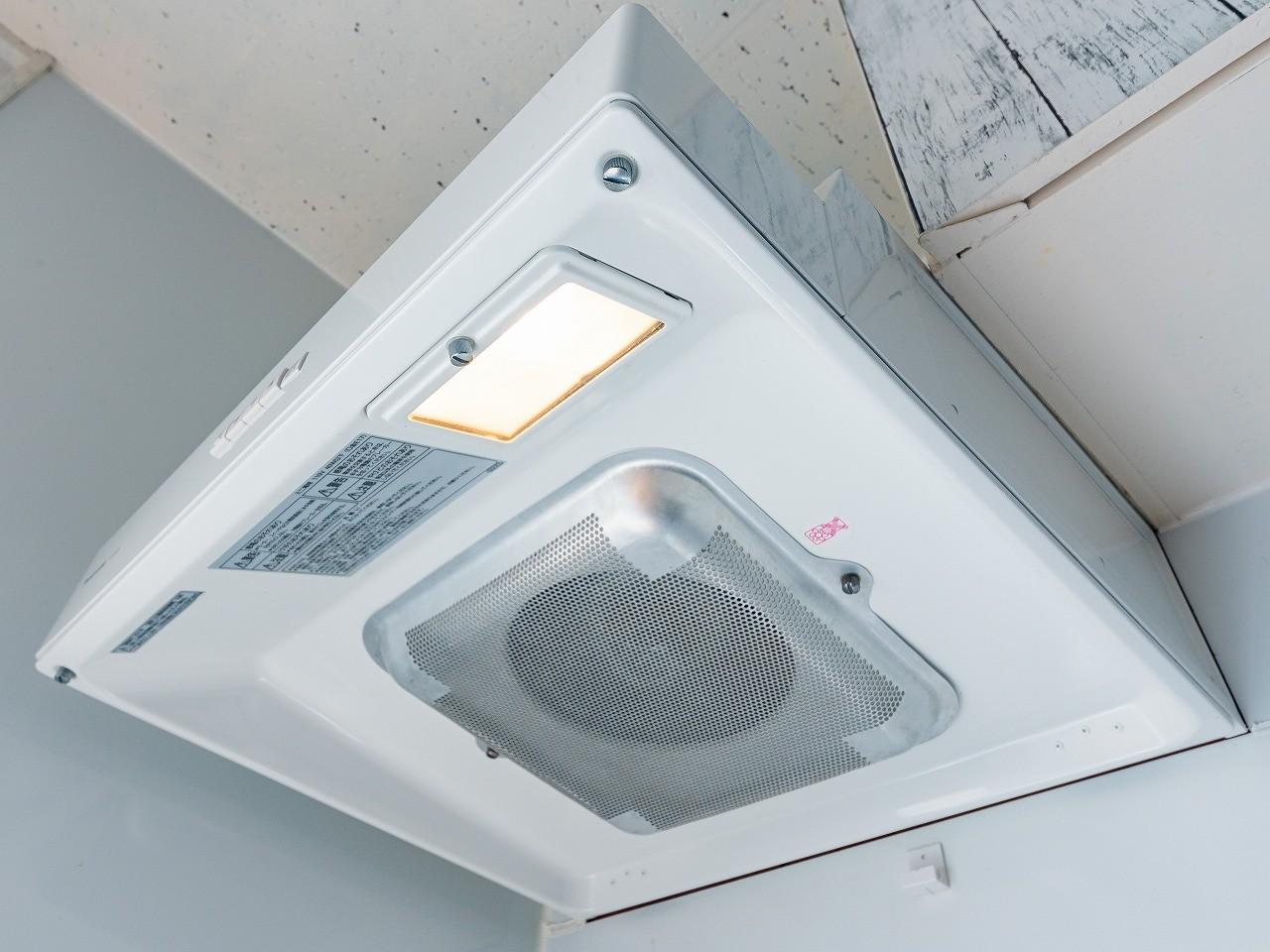 ペットと暮らす田喜野井戸建 清潔感のある換気扇を設置しています。照明も点灯します。