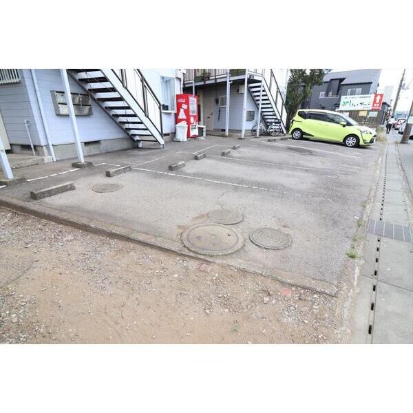 レプリントンハイツA棟 駐車場