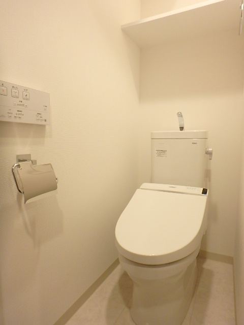 ガーラ・シティ新丸子駅前12階 ゆったりとした空間のトイレです