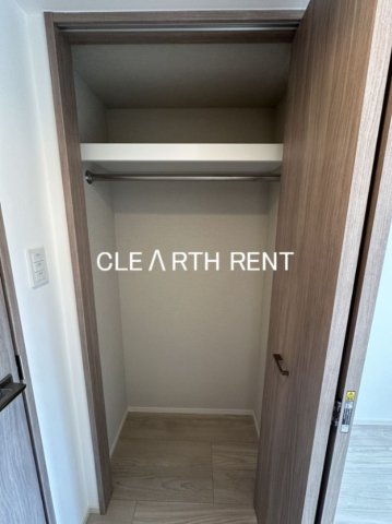 コンシェリア東京 ＜ＨＩＧＡＳＨＩＪＵＪＯ ＲＥＳＩＤＥＮＣＥ7階 収納に便利な枕棚を備えたクローゼットを採用