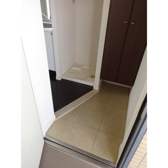 エルフラット鶯谷 玄関