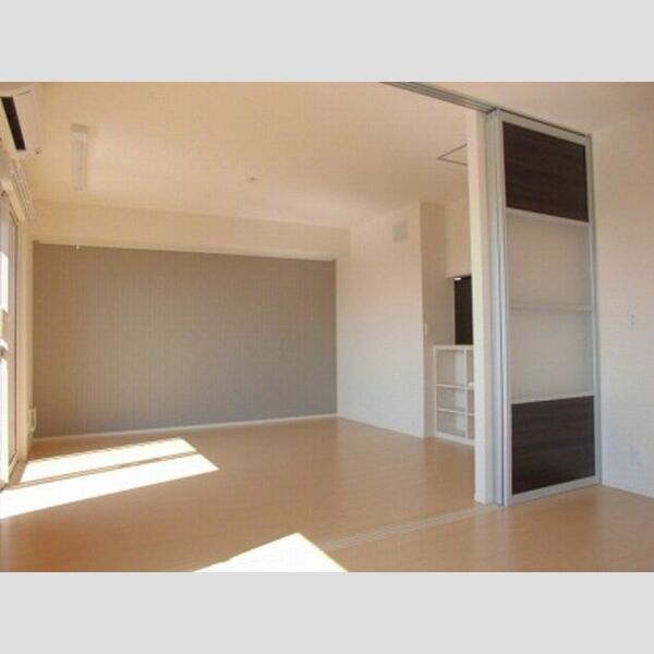 グランイーグルB301号室 ♪洋室からリビング側を撮影しました♪