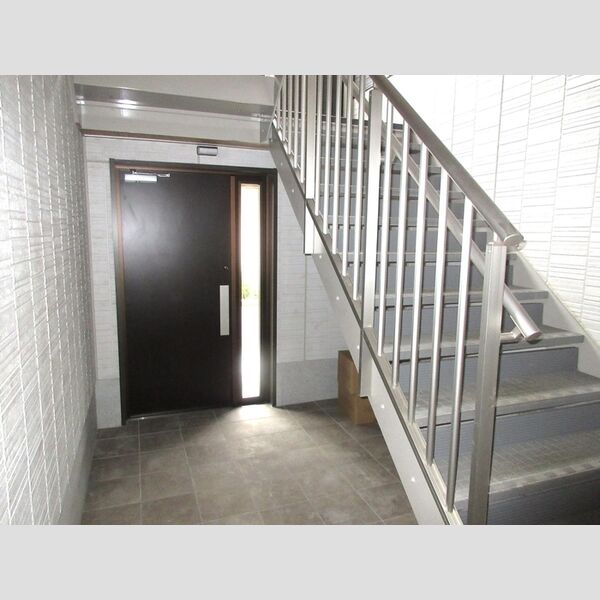 Blancheneige　A棟303号室 A棟　エントランス内側