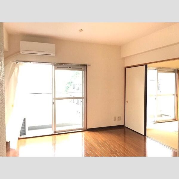 コーポレート東浦和2号棟 LDKと和室(右側)