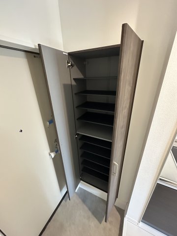 ベイルーム本厚木旭町103号室 シューズボックスは高さ可動式の大容量サイズとなっており女性にもおススメです♪