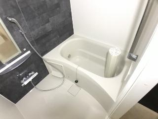 Ｕｎ　ｈｏｍｍｅ（アンノーム） バス（イメージ）