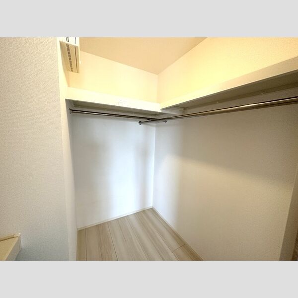 コンフォルト305号室 ウォークインクローゼット