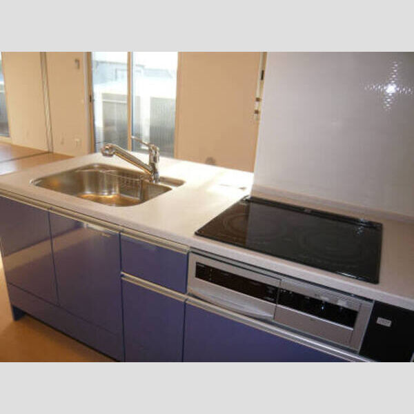 パラディーゾ301号室 対面式3口IHヒーター付システムキッチン