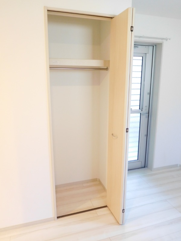 Lily東中山2階 背の高いクローゼット