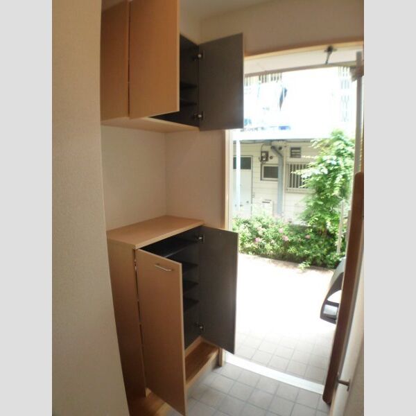 la bourg des cours E棟 玄関にはゆとりのシューズBOX♪