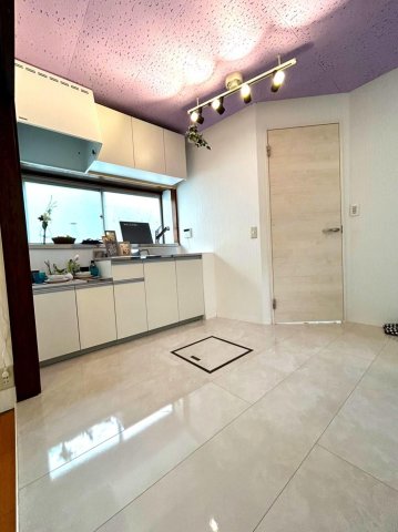 Fuji　二和東 天井は藤色を採用