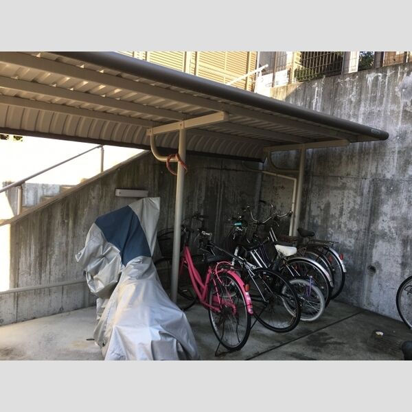 クラージュ 屋根付駐輪場