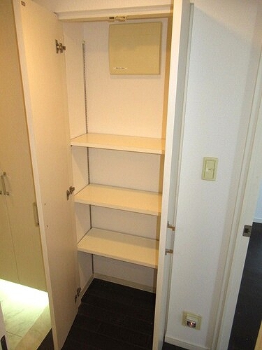 ライオンズステーションプラザ根岸ベイアーク4階 物入　※2021年12月撮影