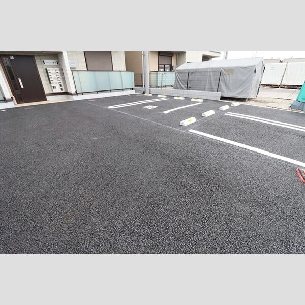 アヴァンス八潮B 駐車場