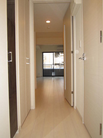 ガーラ・プレシャス横濱関内 玄関入ると人感センサー付きライトが照らしてくれます♪