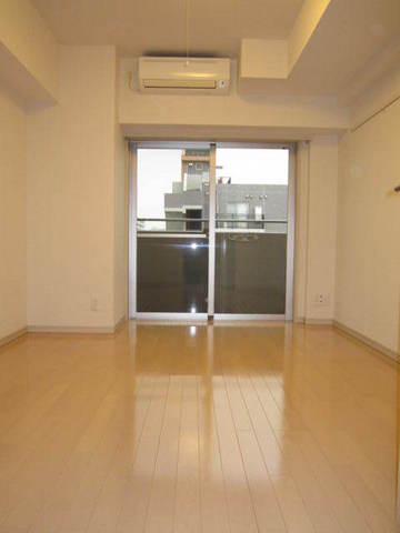 グランド・ガーラ横濱万世町 ホワイトフローリングで明るい室内