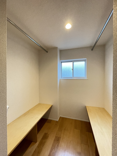 OWN APARTMENT 一之江102号室 ウオークインクローゼット