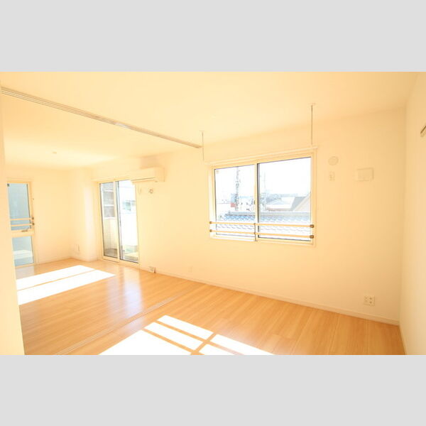 ソレイユ301号室 洋室には室内物干しがあります!