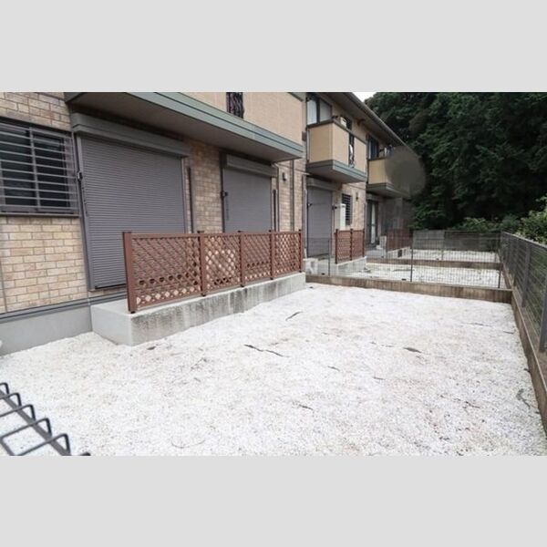 ウィルモア桜町103号室 専用庭